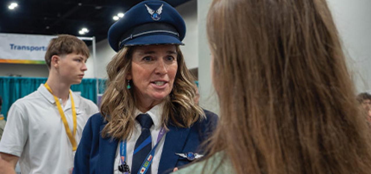 A pilot talks with a freshmen on Sept. 26, 2025 about working in the aviation industry.